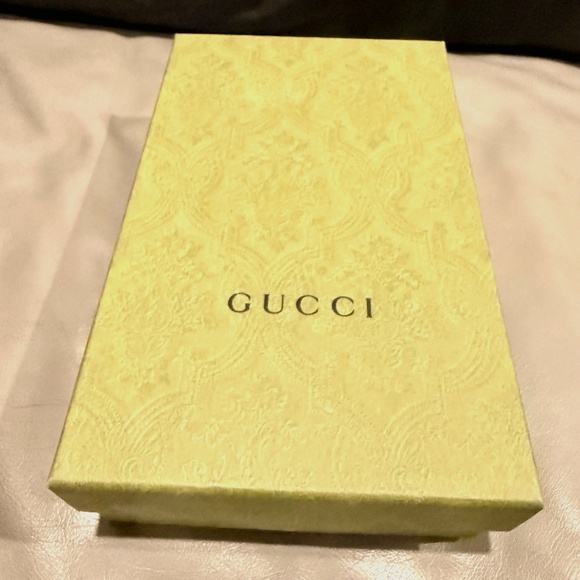 Authentic Gucci Green Rectangular Box with Ribbon, Tissue Paper - Picture 1 of 4